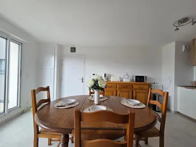 Cuisine ou kitchenette dans l'établissement Appartement moderne avec terrasse proche mer et centre, Wi-Fi inclus à Saint-Brevin - FR-1-364-182