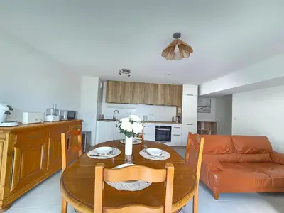 Cuisine ou kitchenette dans l'établissement Appartement moderne avec terrasse proche mer et centre, Wi-Fi inclus à Saint-Brevin - FR-1-364-182