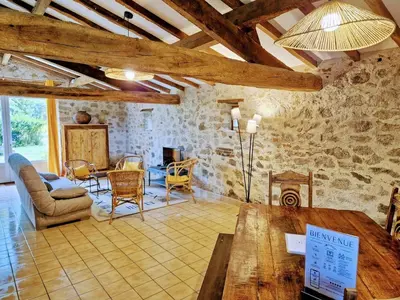 Coin salon dans l'établissement Le Cellier gîte nature 6 pers les Herbiers