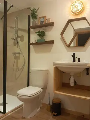Salle de bains dans l'établissement L'Olivier, appartement cosy entre mer et forêt