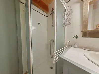 Salle de bains dans l'établissement Studio Mezzanine Confortable à 200m de la Plage - FR-1-224B-245
