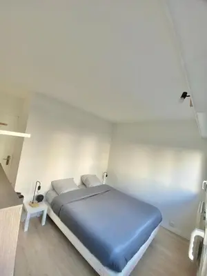 Un ou plusieurs lits dans un hébergement de l'établissement Modern home with 4 bedrooms