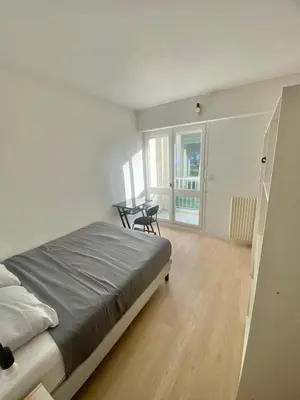 Un ou plusieurs lits dans un hébergement de l'établissement Modern home with 4 bedrooms