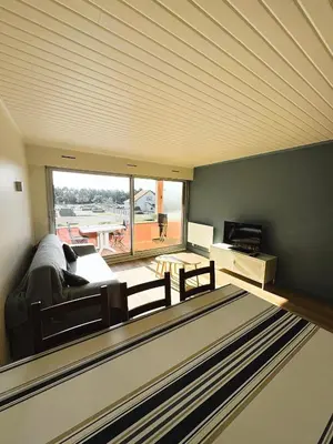 Coin salon dans l'établissement Plage et centre à 100m avec balcon et parking privé 4 pers