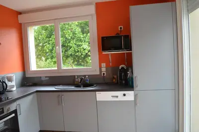 Cuisine ou kitchenette dans l'établissement Maison au calme avec jardin & étang 25 min du Puy du F