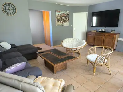 Coin salon dans l'établissement Maison au calme avec jardin & étang 25 min du Puy du F