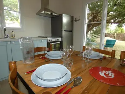 Cuisine ou kitchenette dans l'établissement Maison Vendéenne 3 Ch, Prop. Animaux, Proche Plage - FR-1-540-323