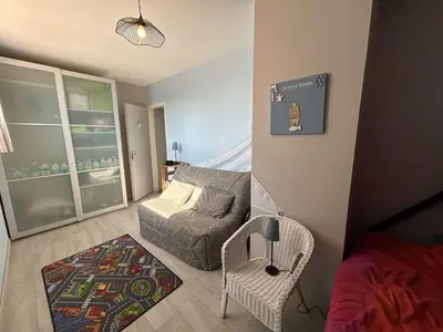 Coin salon dans l'établissement Appartement moderne 3 pièces, vue mer, parking privé, 5 couchages - FR-1-224C-348