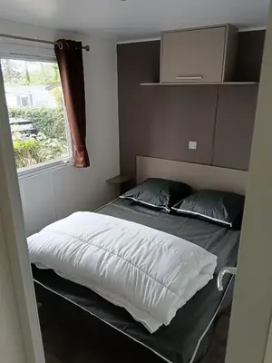 Un ou plusieurs lits dans un hébergement de l'établissement mobilhome