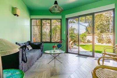 Coin salon dans l'établissement Maison Bois Roux Charme & confort à 200m de la mer