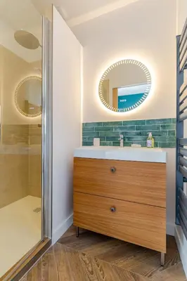 Salle de bains dans l'établissement Maison Bois Roux Charme & confort à 200m de la mer