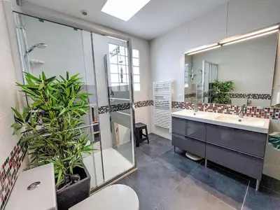 Salle de bains dans l'établissement Holiday Home Proche Océan- forêt et commerces by Interhome