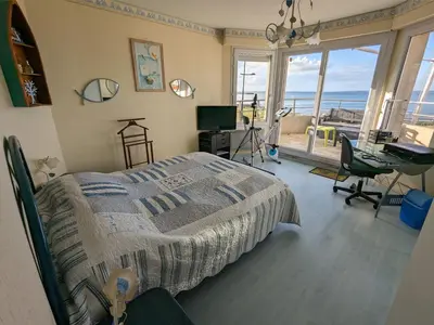 Télévision ou salle de divertissement dans l'établissement Vent d'ange maison familiale face à la mer