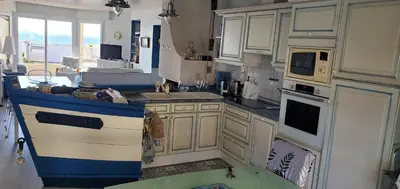 Cuisine ou kitchenette dans l'établissement Vent d'ange maison familiale face à la mer