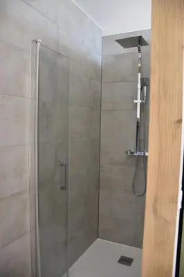 Salle de bains dans l'établissement L'Escapade du Crezou