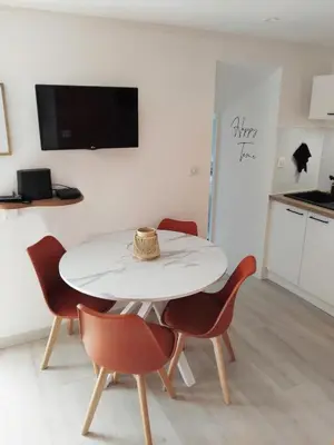 Télévision ou salle de divertissement dans l'établissement Maison La Bulle d'Héloïse