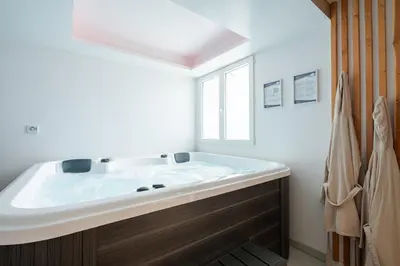 Salle de bains dans l'établissement La Parenthèse Gemmoise avec jacuzzi privatif