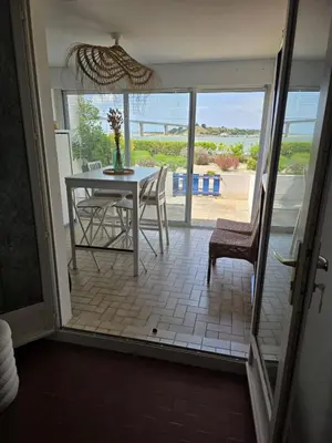 Balcon ou terrasse dans l'établissement FROMENTINE - VUE MER - STUDIO 2 pers- PLAGE 20 m