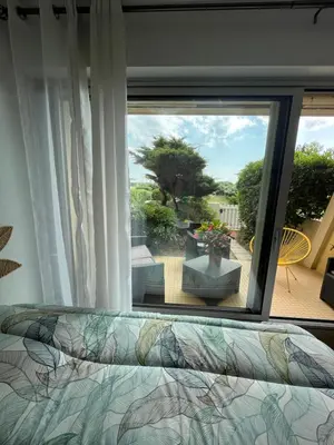 Un ou plusieurs lits dans un hébergement de l'établissement Studio cosy à 1mn de la mer, jardin et parking privé