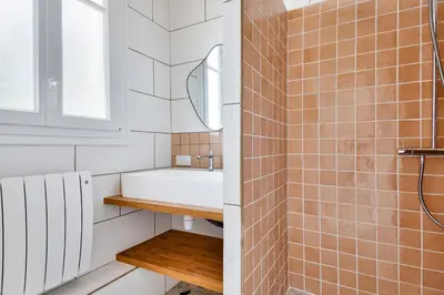 Salle de bains dans l'établissement À 220m de la plage, maison avec jardin pour 4