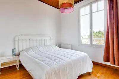 Un ou plusieurs lits dans un hébergement de l'établissement À 220m de la plage, maison avec jardin pour 4