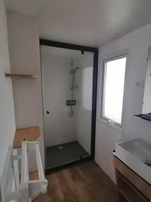 Salle de bains dans l'établissement Mobil-home bord de plage à Saint-Hilaire-de-Riez
