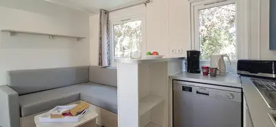 Cuisine ou kitchenette dans l'établissement Kabana La palmeraie- confort- détente assurée - 7 kms plages