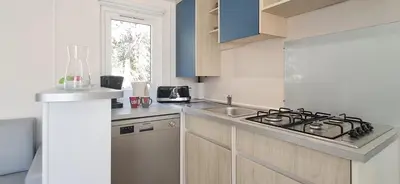 Cuisine ou kitchenette dans l'établissement Kabana La palmeraie- confort- détente assurée - 7 kms plages