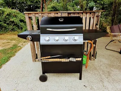 Barbecue disponible mis à disposition des clients de la maison d'hôtes