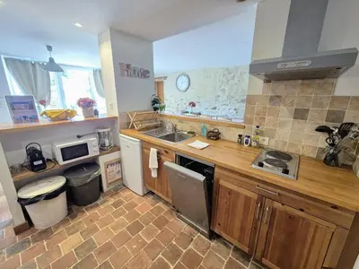 Cuisine ou kitchenette dans l'établissement La Tournerie, Gîte 10 pers piscine près Puy du Fou
