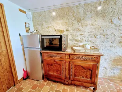 Cuisine ou kitchenette dans l'établissement La Tournerie, Gîte 10 pers piscine près Puy du Fou