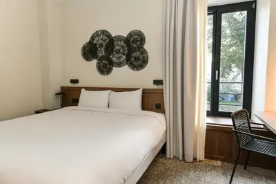 Un ou plusieurs lits dans un hébergement de l'établissement Hotel Rivella - The Originals Boutique