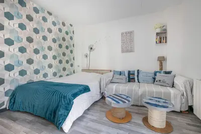 Un ou plusieurs lits dans un hébergement de l'établissement À 300m de la mer maison - jardin - Piscine pour 4
