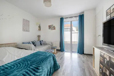 Un ou plusieurs lits dans un hébergement de l'établissement À 300m de la mer maison - jardin - Piscine pour 4