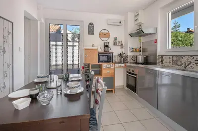 Cuisine ou kitchenette dans l'établissement À 300m de la mer maison - jardin - Piscine pour 4