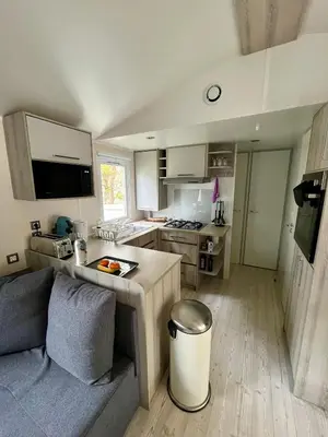 Cuisine ou kitchenette dans l'établissement Clearedtochill Mobilhome 6P Camping Siblu Bois Dormant 4 étoiles