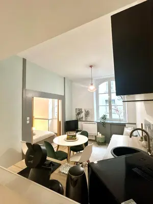 Télévision ou salle de divertissement dans l'établissement Au Coeur de Nantes - idealement situé Studio tout confort avec chambre separée