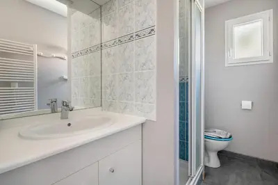 Salle de bains dans l'établissement Maison pour 4 avec terrasse - proche du centre
