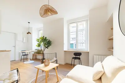 Cuisine ou kitchenette dans l'établissement Darbefeuille, grand studio centre ville 2 personnes