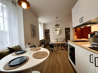 Cuisine ou kitchenette dans l'établissement Darbefeuille, grand studio centre ville 2 personnes