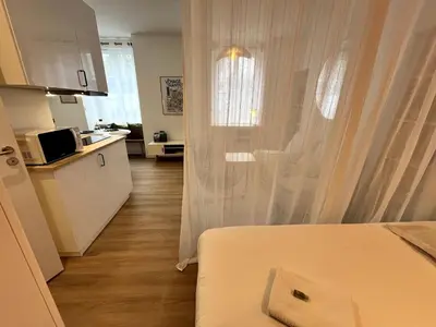 Cuisine ou kitchenette dans l'établissement Darbefeuille, grand studio centre ville 2 personnes