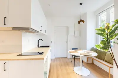 Cuisine ou kitchenette dans l'établissement Darbefeuille, grand studio centre ville 2 personnes
