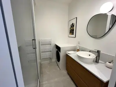 Salle de bains dans l'établissement Darbefeuille, grand studio centre ville 2 personnes