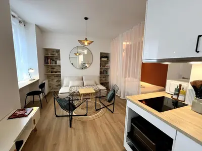 Cuisine ou kitchenette dans l'établissement Darbefeuille, grand studio centre ville 2 personnes