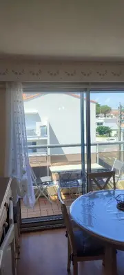 Coin salon dans l'établissement Appartement T2 450m de la plage des demoiselles, avec garage et possibilité de vélos à 950m de la rue piétonne