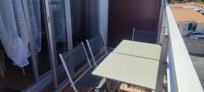 Balcon ou terrasse dans l'établissement Appartement T2 450m de la plage des demoiselles, avec garage et possibilité de vélos à 950m de la rue piétonne