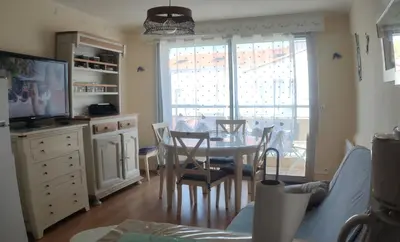 Coin salon dans l'établissement Appartement T2 450m de la plage des demoiselles, avec garage et possibilité de vélos à 950m de la rue piétonne