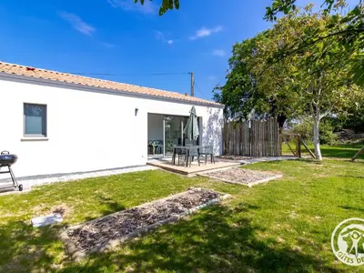 Jardin de l'établissement Gîte moderne avec jardin clos et animaux admis près de Nantes et Angers - FR-1-622-108