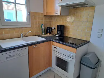 Cuisine ou kitchenette dans l'établissement Maison charmante pour 6 personnes, résidence calme avec piscine privée - FR-1-323-578