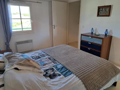 Un ou plusieurs lits dans un hébergement de l'établissement Maison charmante pour 6 personnes, résidence calme avec piscine privée - FR-1-323-578